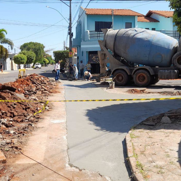 Avenida Galdino ganha sarjetão, na esquina com a Rua Capitão Viriato