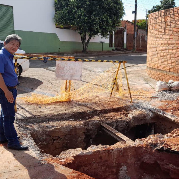 Prefeito Antian acompanha obras de ampliação e drenagem no Bairro Fercon