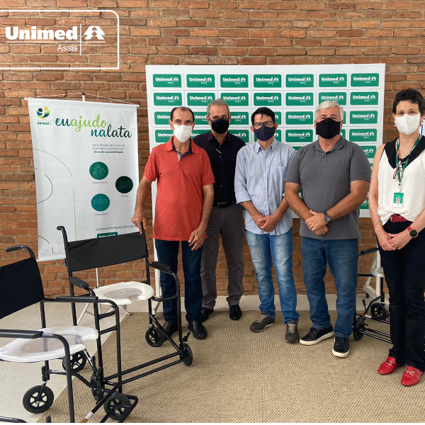 Instituto Unimed realiza entrega de cadeira de banho para asilos