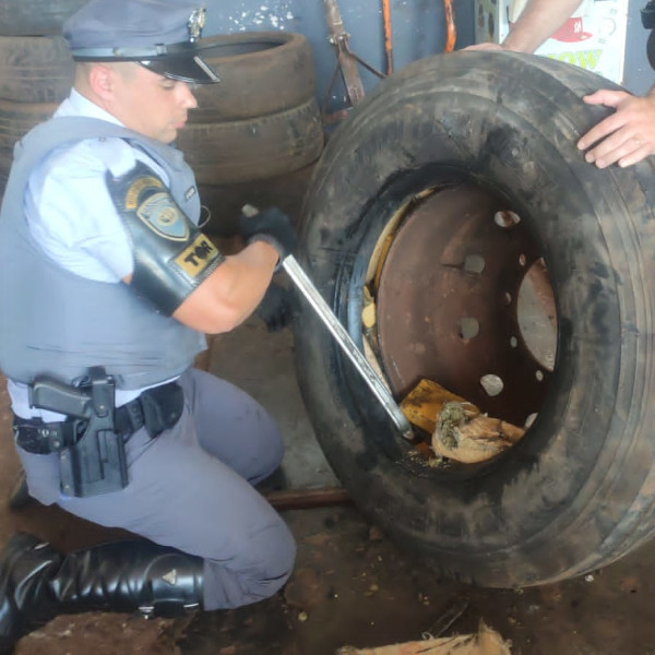 Dois homens são presos com mais de 600 quilos de maconha escondidos em carga de pneus 