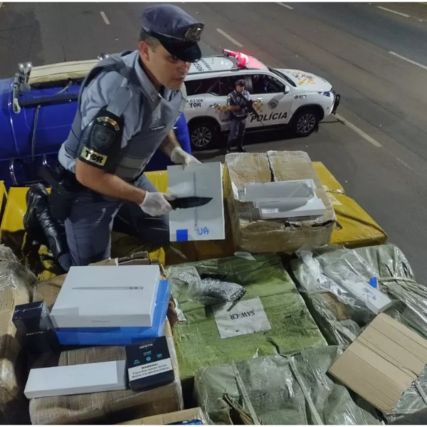 Mais de 100 celulares, 6 mil óculos e 800 cigarros eletrônicos são apreendidos em caminhão 