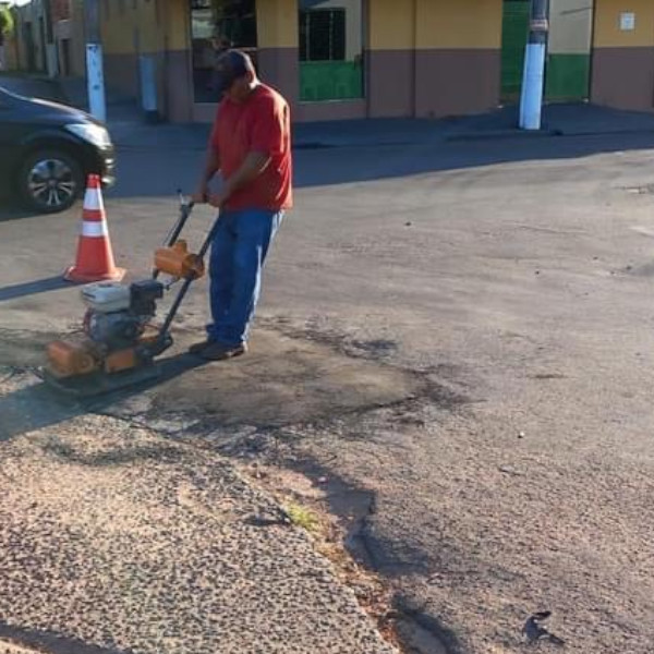 Departamento de Obras segue com reparos nas ruas de Paraguaçu