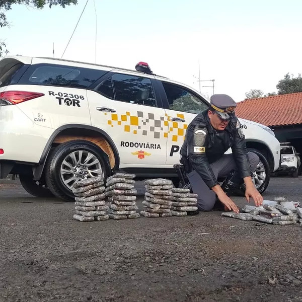 Duas mulheres são presas com maconha em carro com placas do Paraguai
