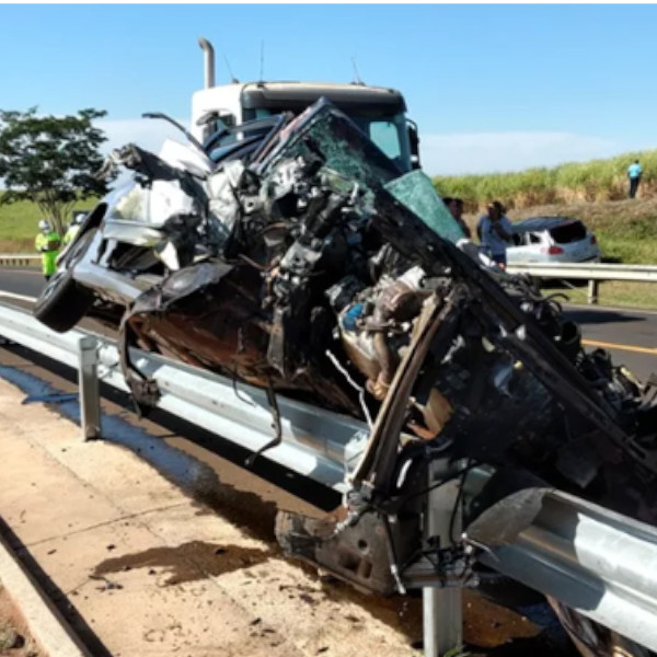 Mulher morre em acidente com três carros na SP-294