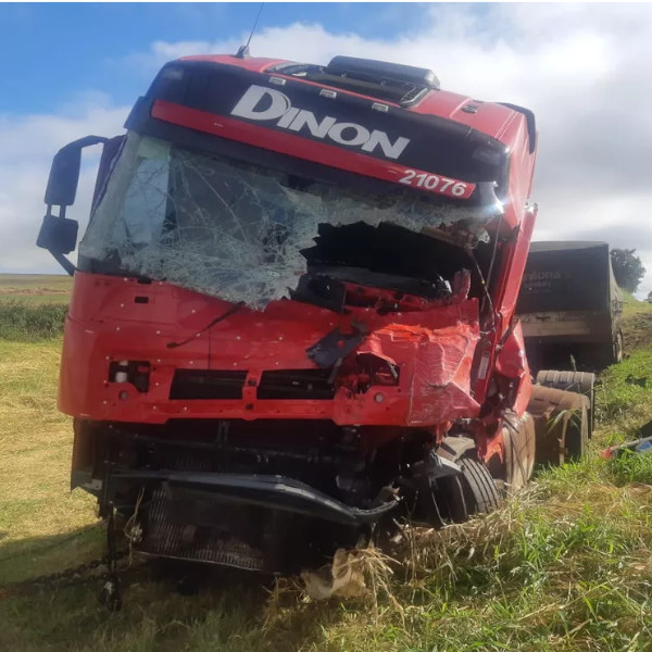 Motoristas morrem após caminhões baterem de frente