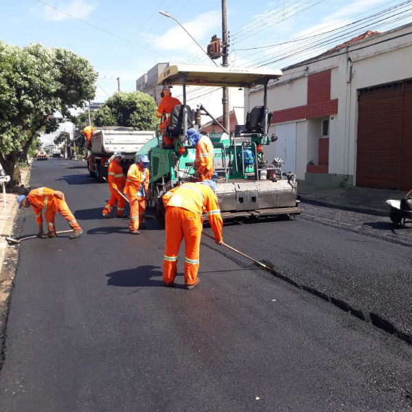 Tapa-buraco e recapeamento seguem sendo feitos nas ruas de Paraguaçu