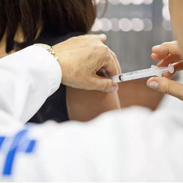 Começa nesta segunda-feira a aplicação da dose de reforço contra Covid-19 em adolescentes