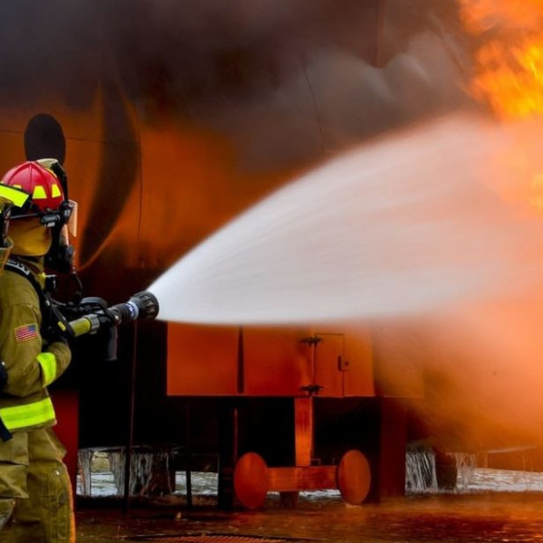 Gás encanado da cozinha explode e morador sofre queimaduras em 60% do corpo 