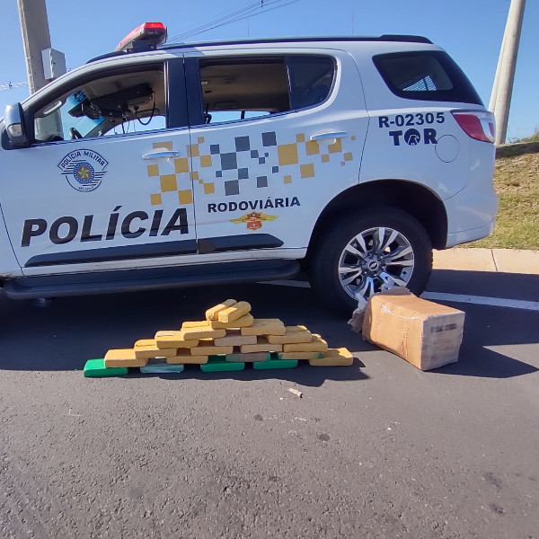 Homem é flagrado com 20 tabletes de cocaína dentro de ônibus