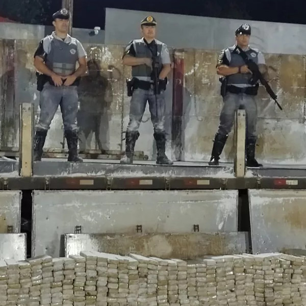 Homem é preso com mais de 2 toneladas de maconha encontradas em fundo falso de caminhão 