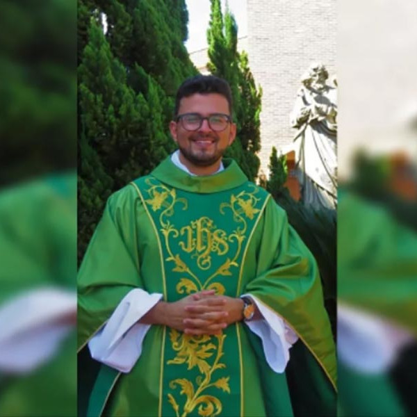 Investigado por atropelar homem suspeito de furtar igreja, padre se apresenta em fórum