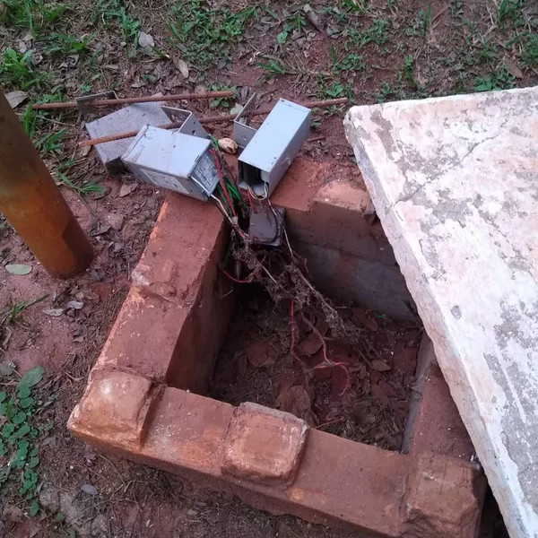 Praça da Fonte Luminosa tem fios furtados e fica no escuro