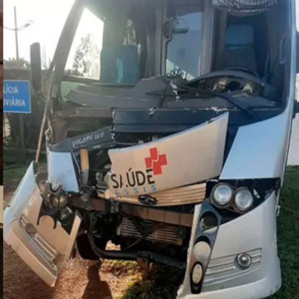Micro-ônibus da Saúde de Assis que transportava pacientes bate em traseira de caminhão em Jaú