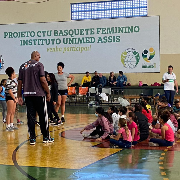 Alunas de projeto da Unimed participam de atividades com esportistas renomados do basquete