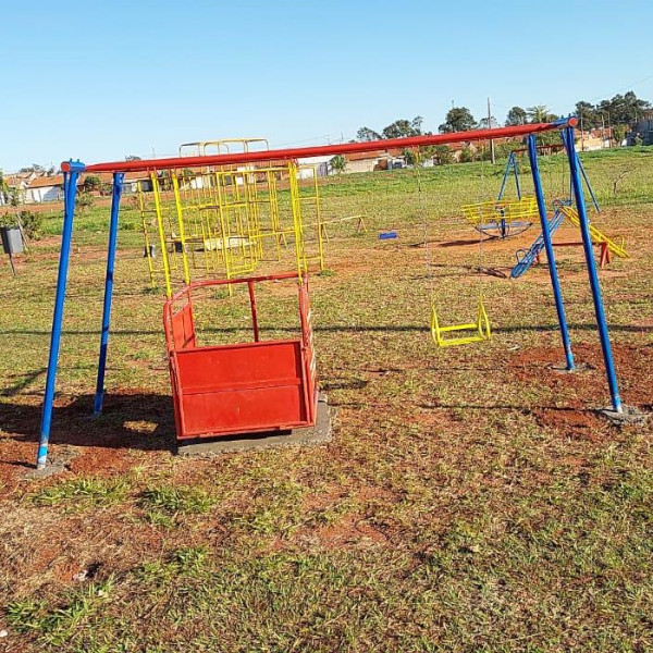 Praça do Lina Leuzzi recebe brinquedo adaptado