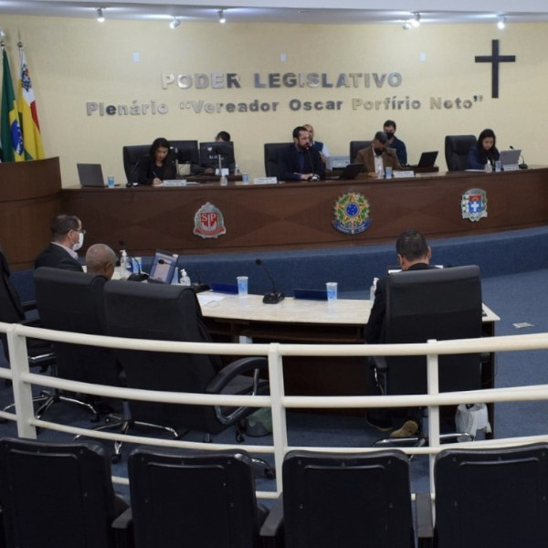 Vereadores aprovam projetos do prefeito Antian em sessão extra