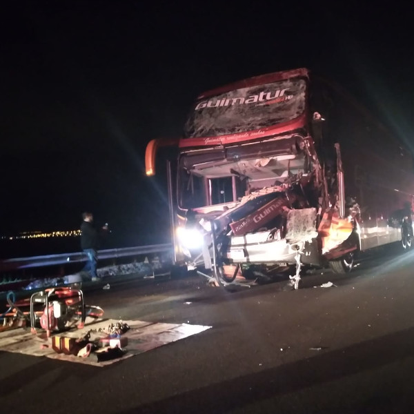 Motorista morre em acidente entre ônibus e caminhão na Rodovia Orlando Quagliato