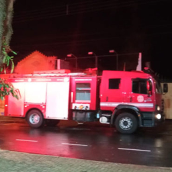 Corpo de homem é encontrado carbonizado em casa no centro de Assis