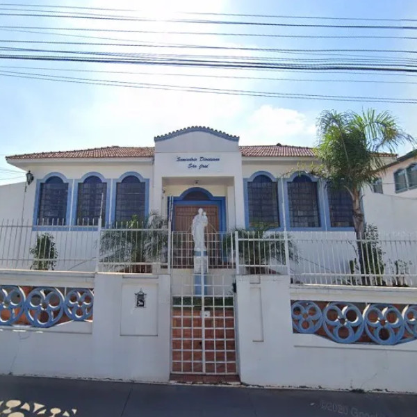 Padres investigados por abusos sexuais contra seminarista são afastados por Diocese