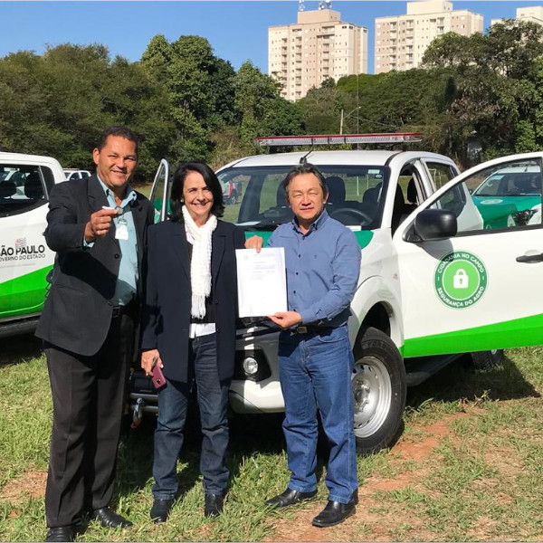 “Agro SP + Seguro” entrega veículo caminhonete cabine dupla 4x4 para Paraguaçu
