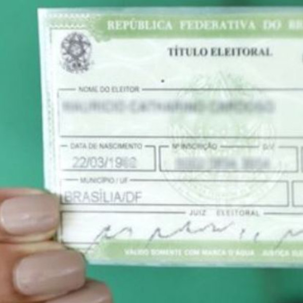 Mulher de 45 a 59 anos e com ensino médio é maioria entre eleitores em 2022