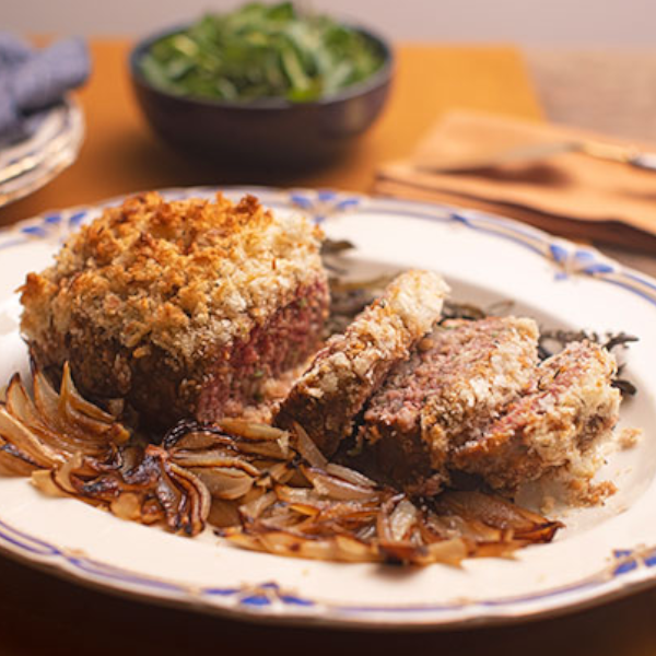 Bolo de carne e abobrinha com cebolas assadas