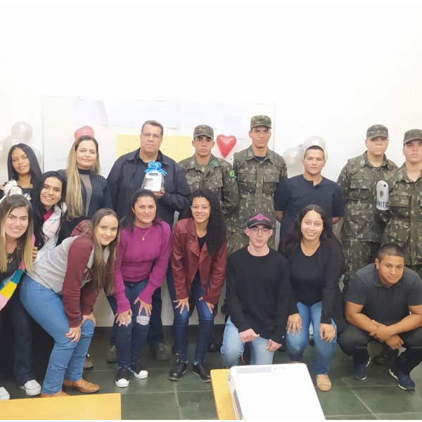 Alunos que concluíram curso de recepcionista recebem certificado