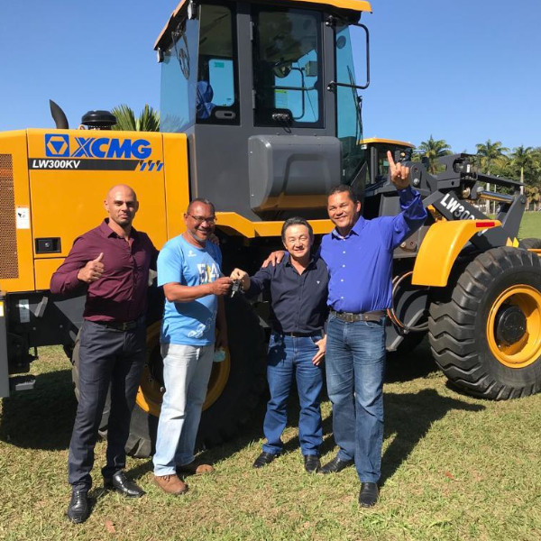 Prefeitura de Paraguaçu recebe uma pá carregadeira do programa “Nova Frota”