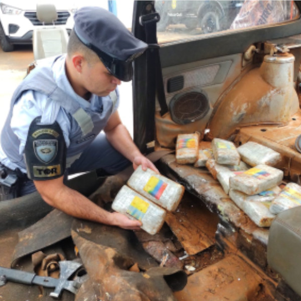 Polícia Rodoviária apreende 38 quilos de maconha em fundo falso de porta-malas