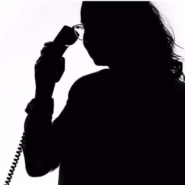 Mulher é presa após fazer mais de 3 mil ligações telefônicas para “perturbar” o trabalho da polícia