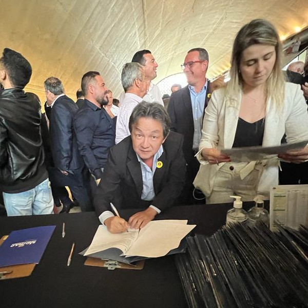 Prefeito Antian assina convênio para melhorias em conjuntos habitacionais de Paraguaçu