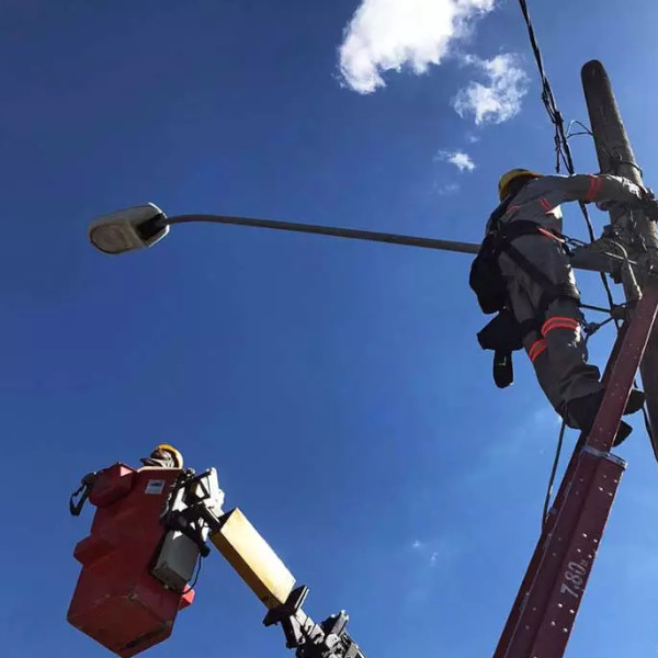 Prefeitura de Paraguaçu retoma instalação de lâmpadas de LED