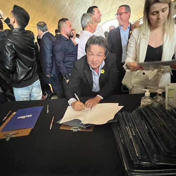 Prefeito Antian assina convênio para as 80 casas populares