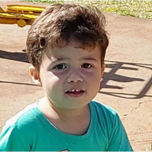 Bebê de 2 anos morre eletrocutado depois de achar fio no chão e colocá-lo na tomada