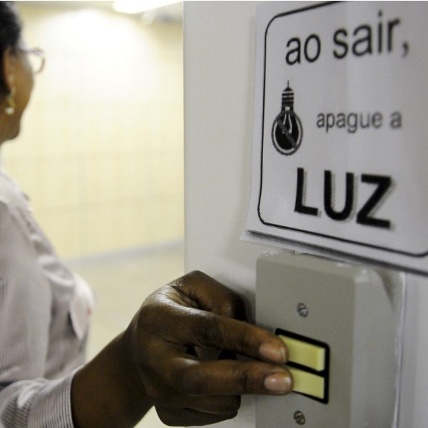 Conta de luz continua sem cobrança extra em julho