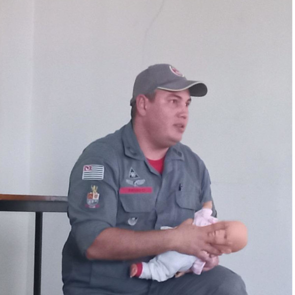 Servidores da Educação municipal participam de capacitação e recebem novos uniformes