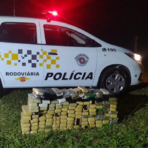 Caminhão é abandonado com mais de 140 tabletes de maconha na Rodovia Raposo Tavares