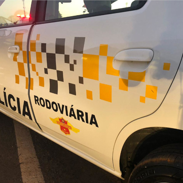 Homem morre após ser atropelado por caminhão-tanque no acostamento na SP-294