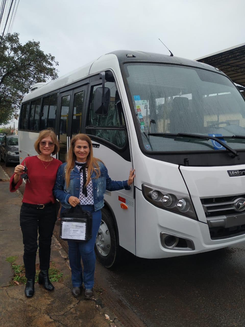 Prefeitura de Paraguaçu adquire ônibus acessível para Assistência Social