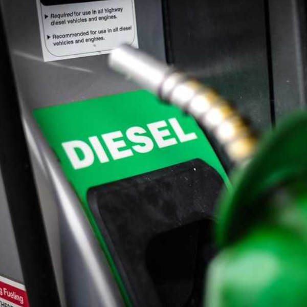 Diesel fica mais barato nas refinarias a partir desta sexta