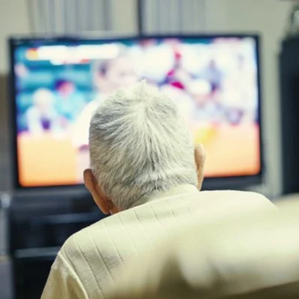 Ver televisão por muitas horas pode aumentar o risco de demência em idosos