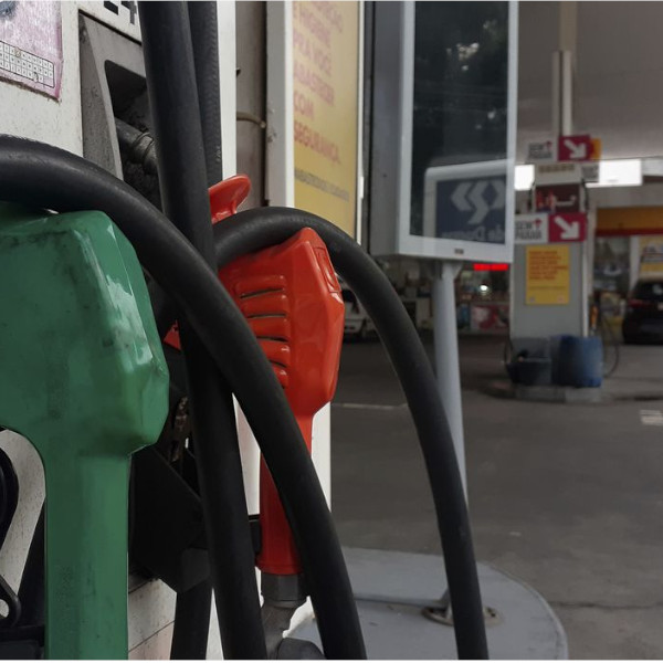 Queda de preços deixa gasolina mais vantajosa que álcool em quase todo o país; veja como calcular