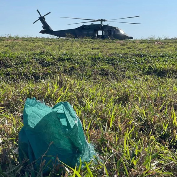 Fardos de cocaína foram arremessados de avião bimotor incendiado