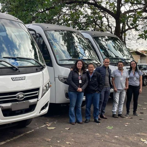 Prefeitura adquire três novos micro-ônibus escolares com acessibilidade para a Educação