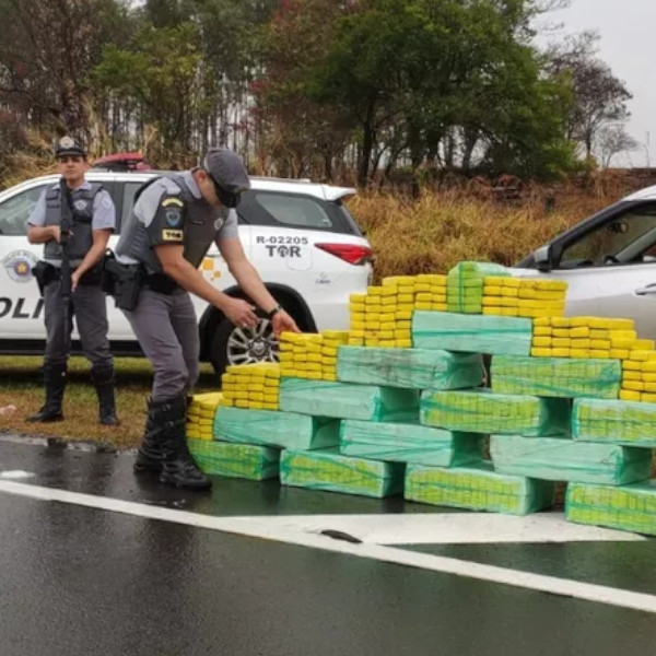 Motorista abandona carro lotado de maconha e foge a pé por dentro de canavial