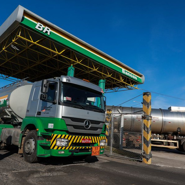 Petrobras anuncia redução de R$ 0,18 na gasolina para distribuidoras