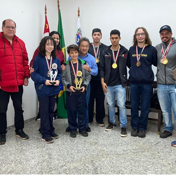 Prefeito Antian recebe equipes ouro e prata do xadrez paraguaçuense