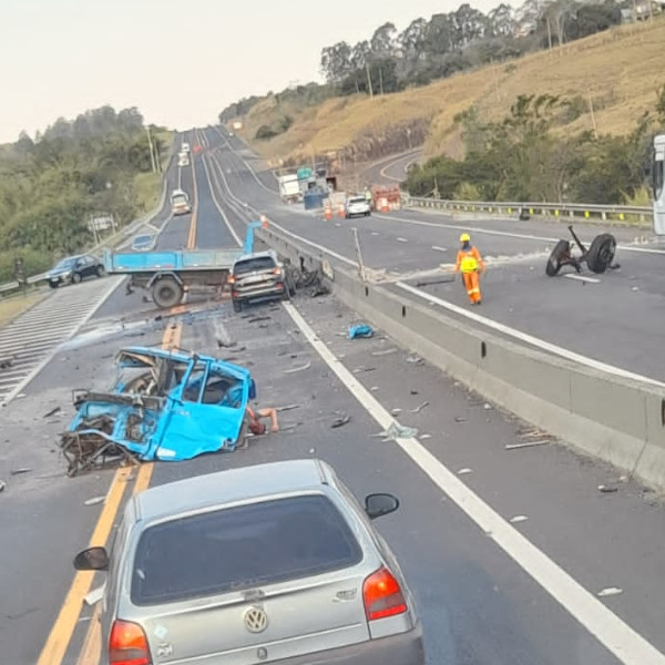 Colisão frontal entre caminhões deixa motoristas gravemente feridos