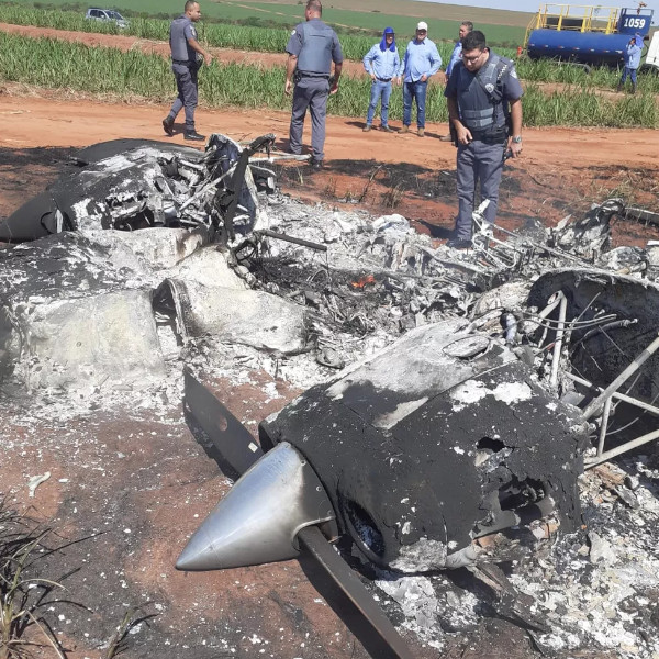 Em fuga de caça da FAB, ocupantes abandonam avião usado no transporte de droga e incendeiam aeronave