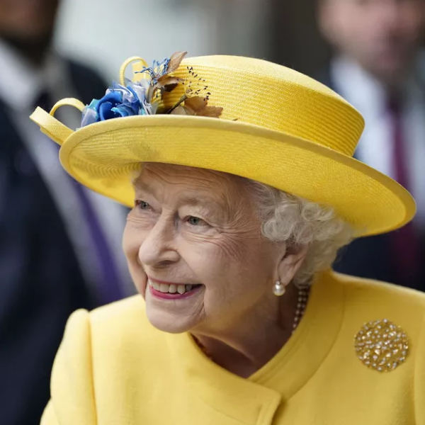 Rainha Elizabeth II, a monarca britânica mais longeva da história, morre aos 96 anos